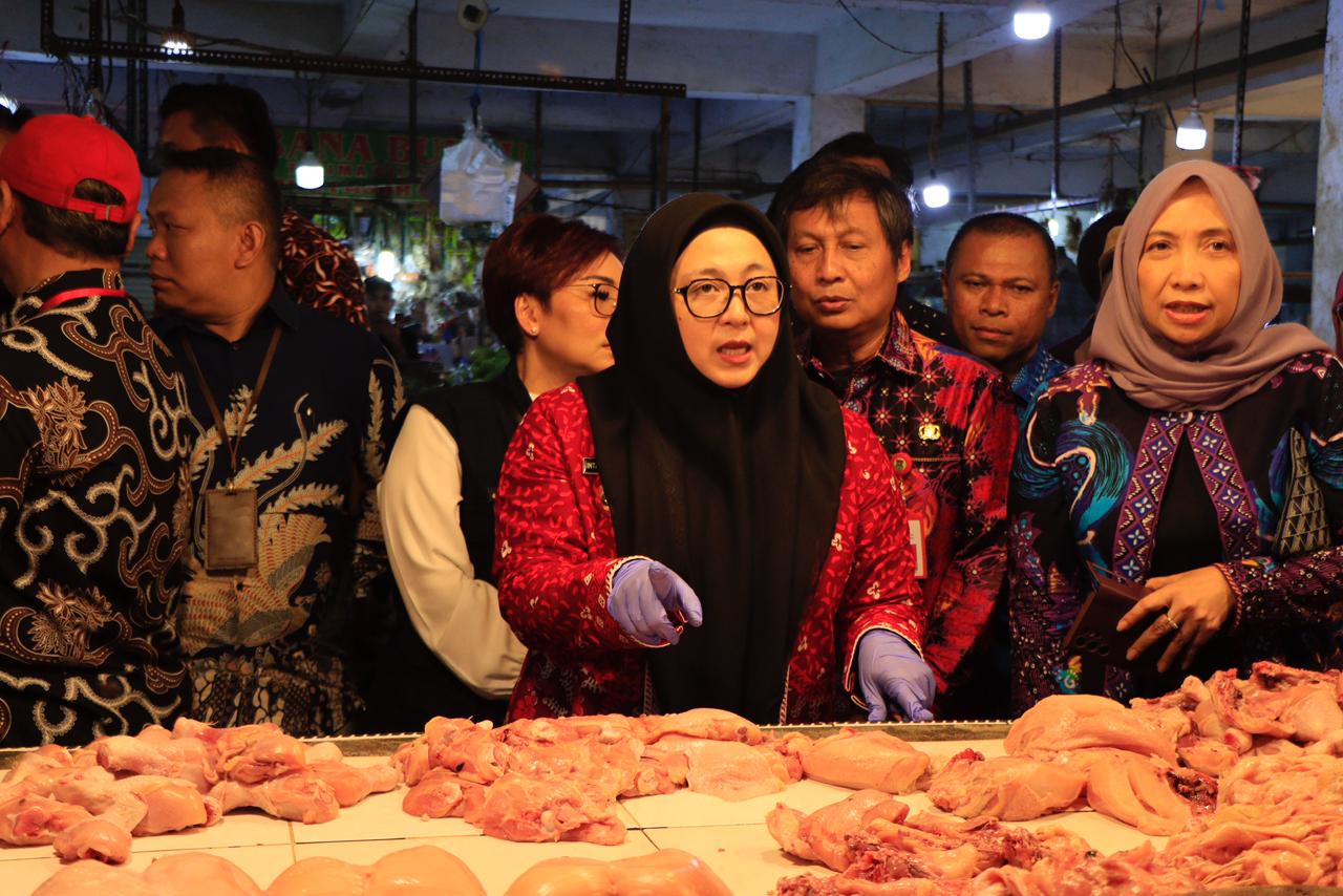 Wabup Intan saat mengecek pedagang daging.
