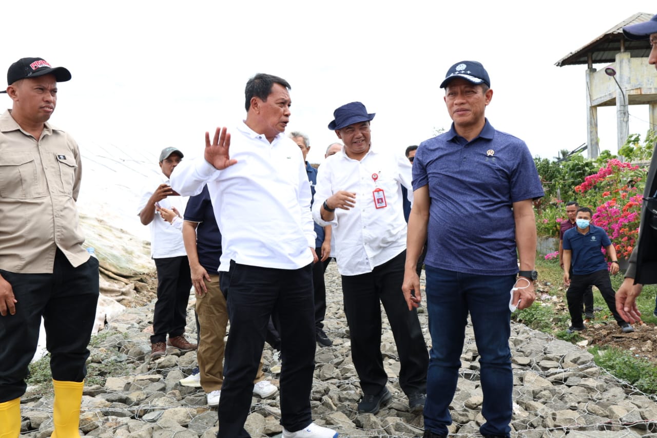 Bupati Maesyal Bersama Menteri Hanif Faisol Nurofiq di TPA Sampah Jatiwaringin.