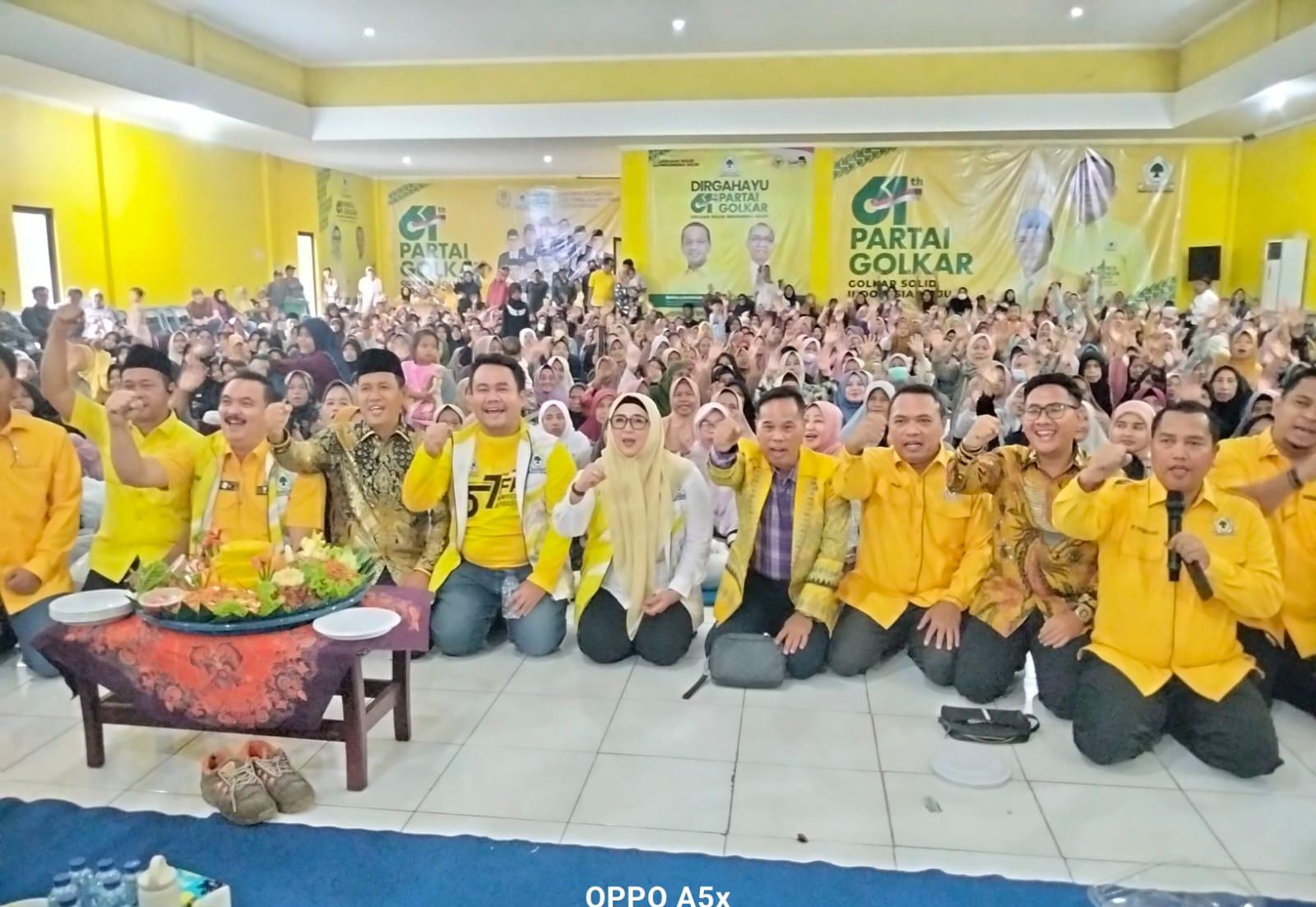 Kader partai Golkar Kabupaten Tangerang saat foto bersama masyarakat.