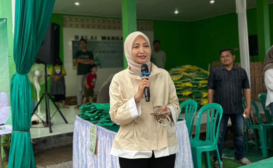 ibu Hj. Ferryka Budiastreani istri H. Rano Alfath saat memberikan sambutannya di kegiatan bazar sembako murah.
