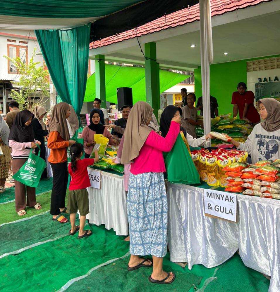 Tampak antusias warga ikut pasar sembako murah yang diselenggarakan oleh Rano Alfath.