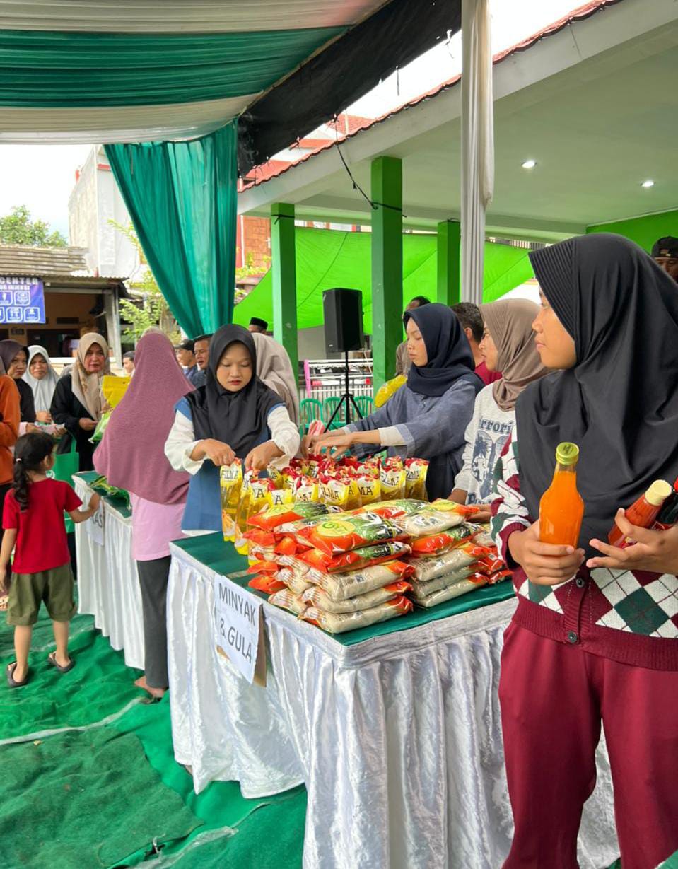 Warga saat ikut pasar sembako murah.