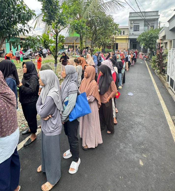 Tampak antusias warga yang mengantri.