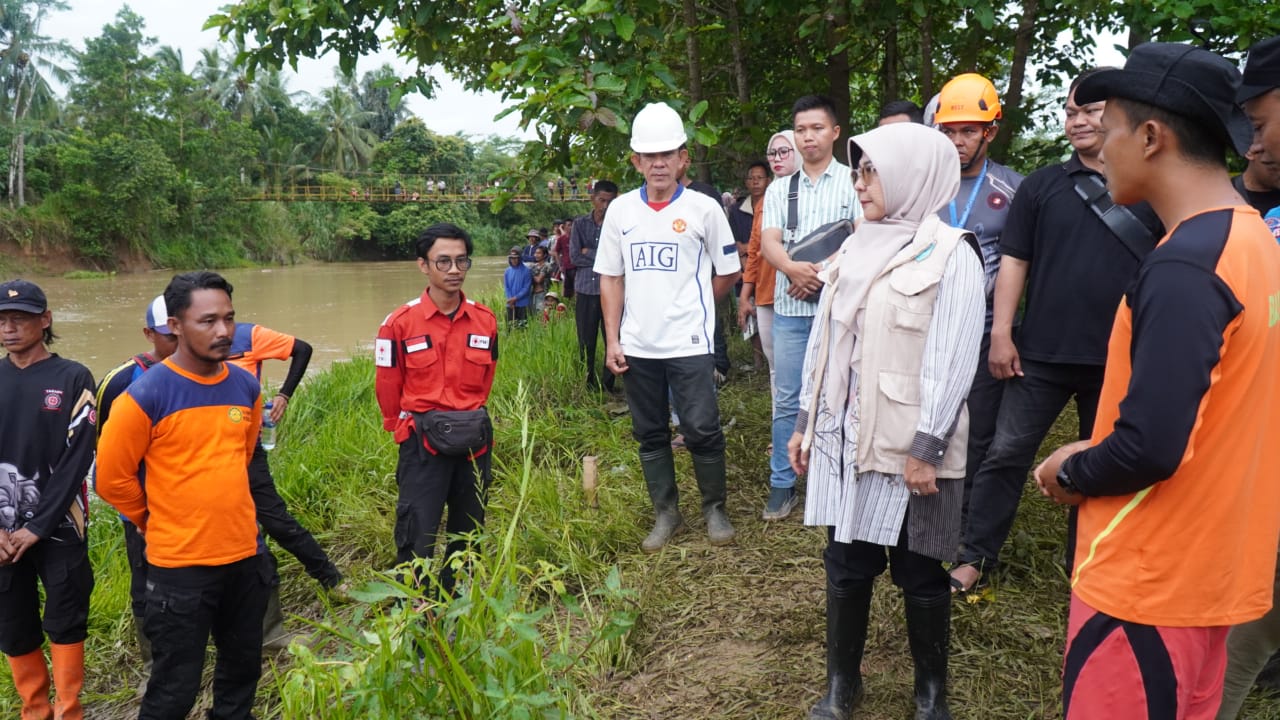 Bupati Dewi saat terjun langsung ke lokasi 2 bocah yang terseret arus sungai Ciliman.