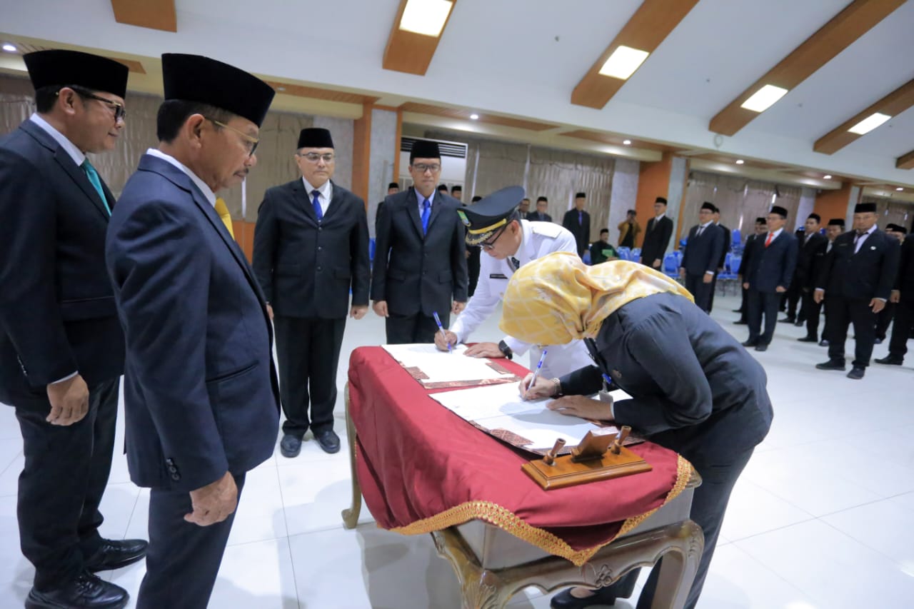 Wali Kota Sachrudin saat melantik para pejabat Pemkot Kota Tangerang.