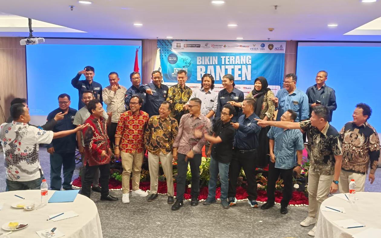 Para anggota JMSI Banten foto bersama usai Wahyu terpilih kembali jadi Ketua JMSI Banten.