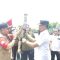 Camat Yusuf saat menerima obor dari Camat Dadang pada kirab Obor Abadi Porkab VI Kabupaten Tangerang 2025.