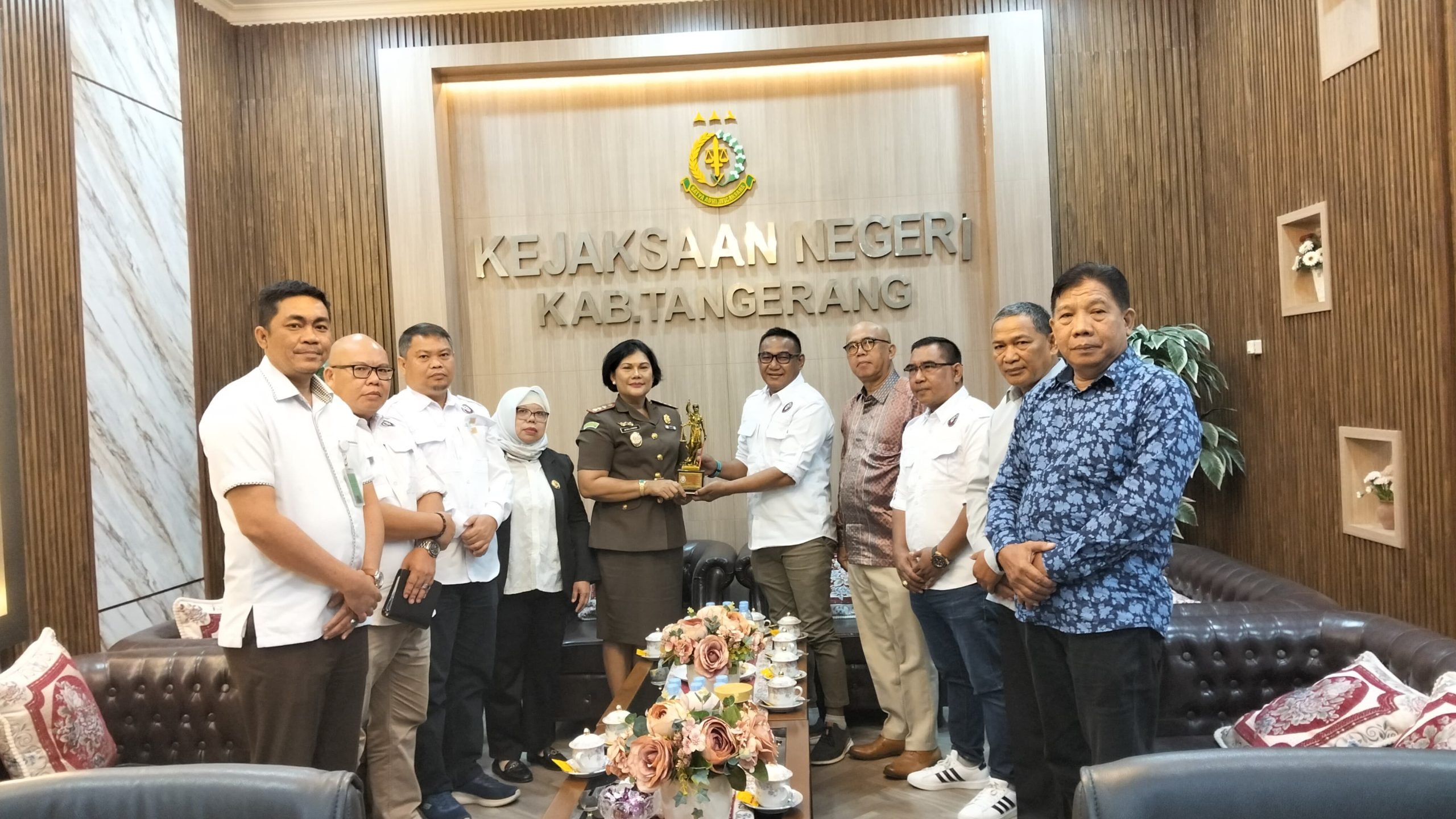 Pengurus DPC KAI Kabupaten Tangerang saat bersama Kajari Afrillianna Purba.