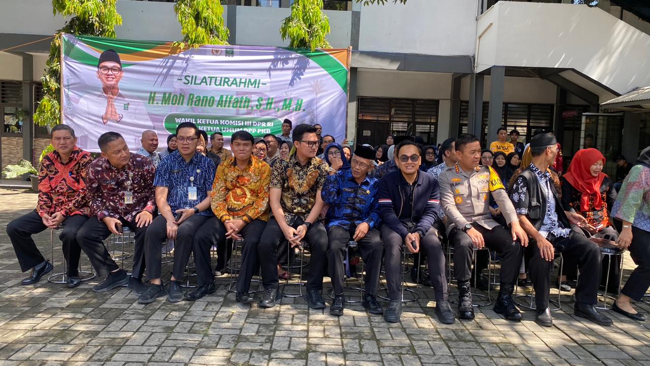 Rano Alfath saat foto bersama para guru.