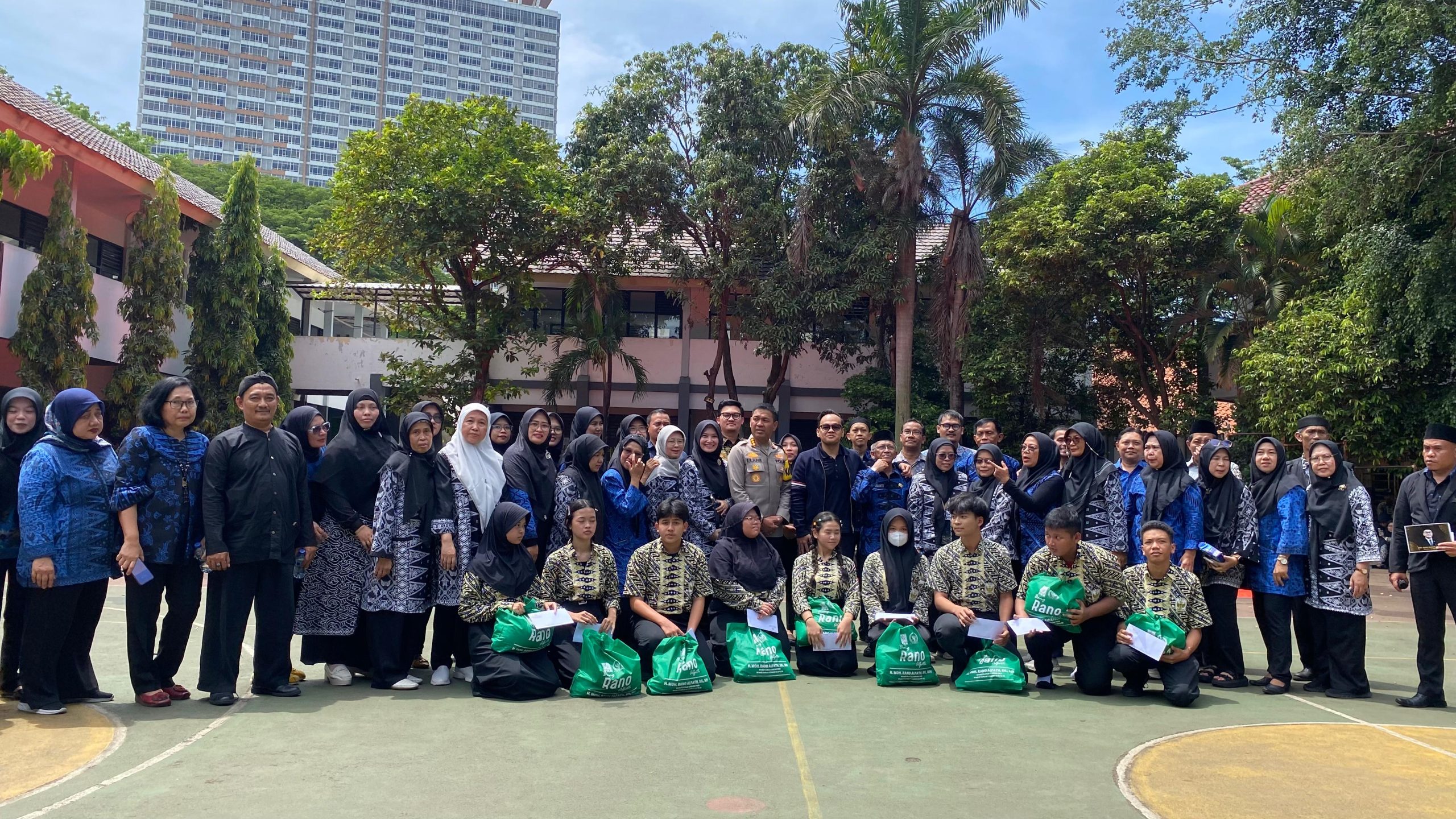 Rano Alfath bersama para siswa dan guru.