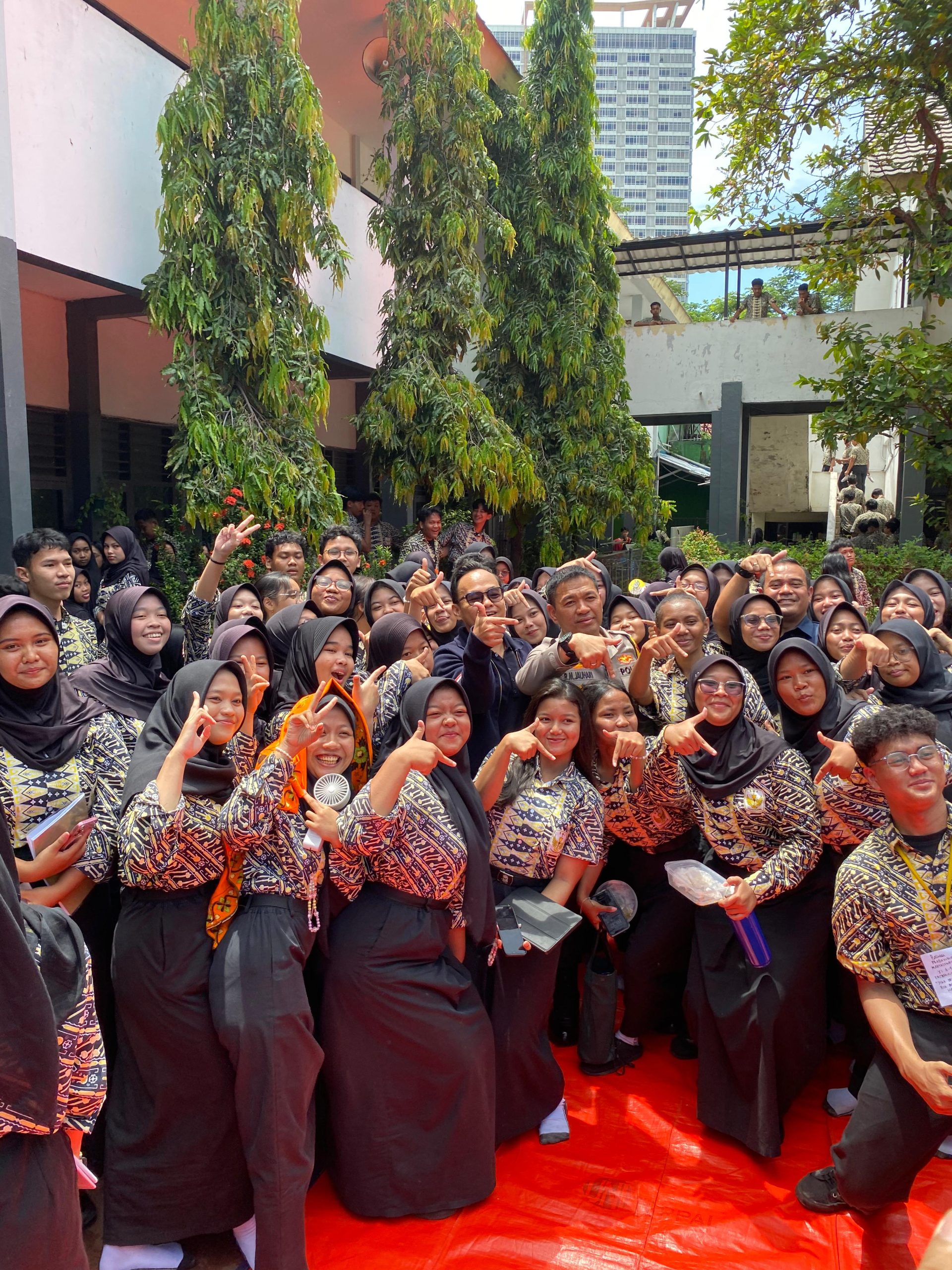 Rano Alfath saat foto bersama para siswa.