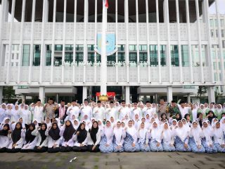 Para santri saat bersama para pejabat Pemkot Tangsel.