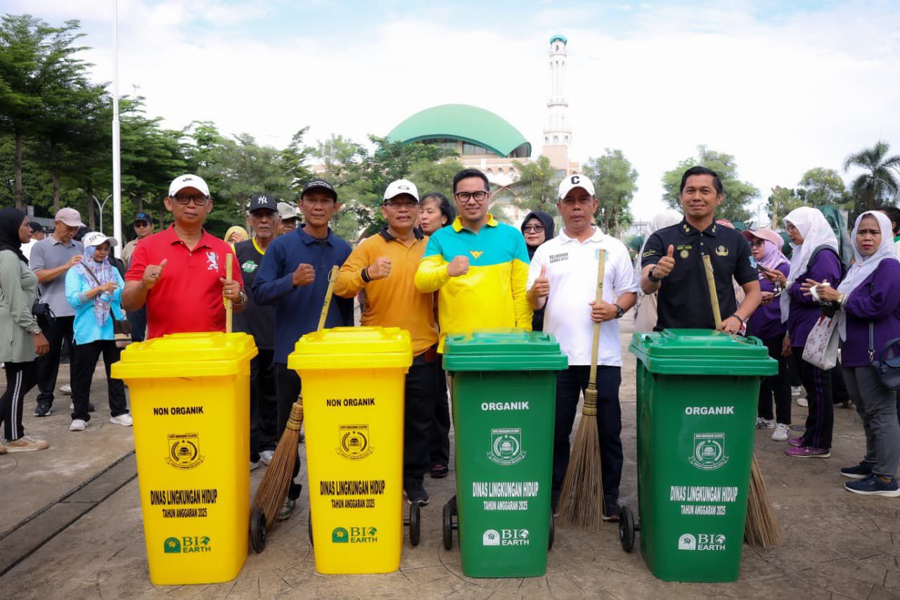 Pilar bersama masyarakat gotong royong kegiatan Jum'at bersih di Kecamatan Pamulang.