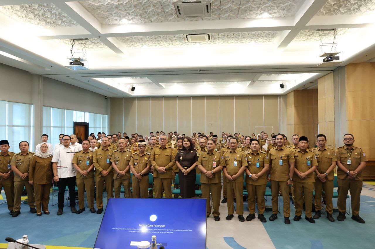 Wali Kota Benyamin Foto bersama jajarannya para camat lurah di Tangsel.