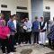 Wakil Wali Kota Pilar Saga Ichsan saat simbolis memberikan rumah warga yang sudah selesai dibedah.