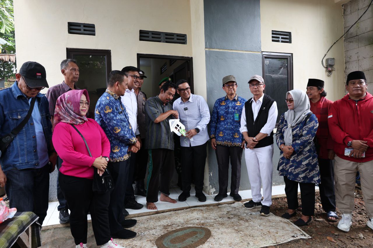 Wakil Wali Kota Pilar Saga Ichsan saat simbolis memberikan rumah warga yang sudah selesai dibedah.