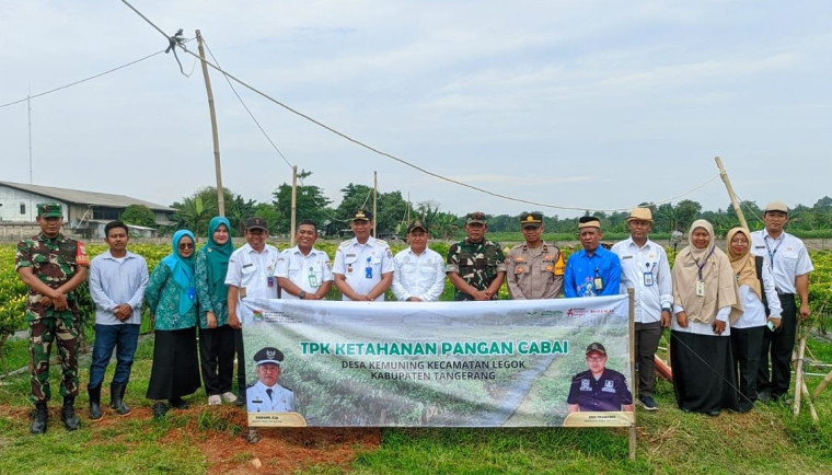 Camat Yusuf dan Jajajarannya saat menghadiri kegiatan kegiatan Program Ketahanan Pangan berupa penanaman jagung di Desa Kemuning Legok.
