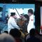 Presiden Prabowo menyapa gubernur Andra Soni, dan pejabat lainnya di Banten saat peresmian Pabrik Petrokimia di Cilegon.