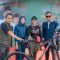 Rano Alfath saat menyerahkan hadiah doorprize sepeda kepada warga.