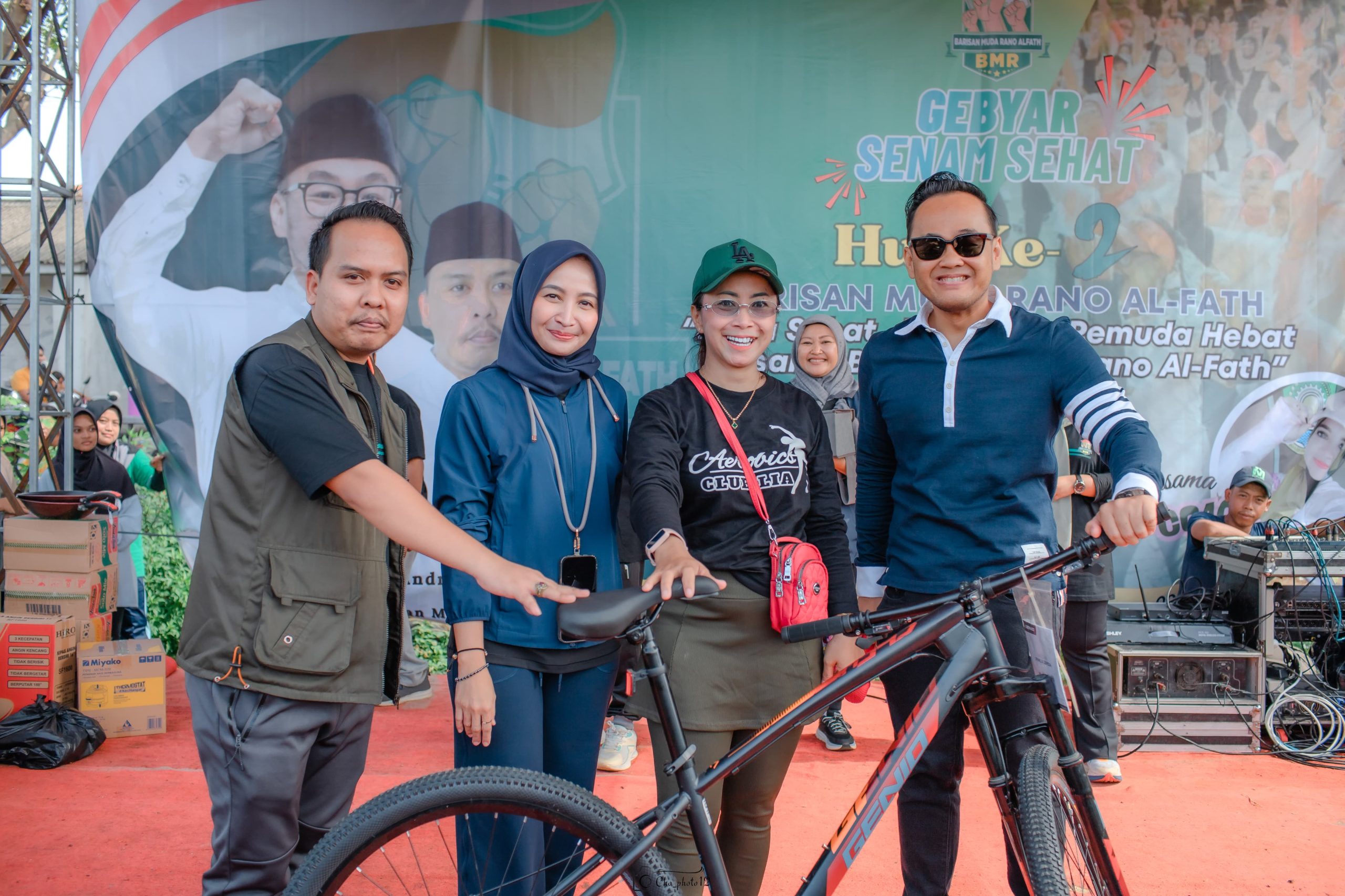 Rano Alfath saat menyerahkan hadiah doorprize sepeda kepada warga.