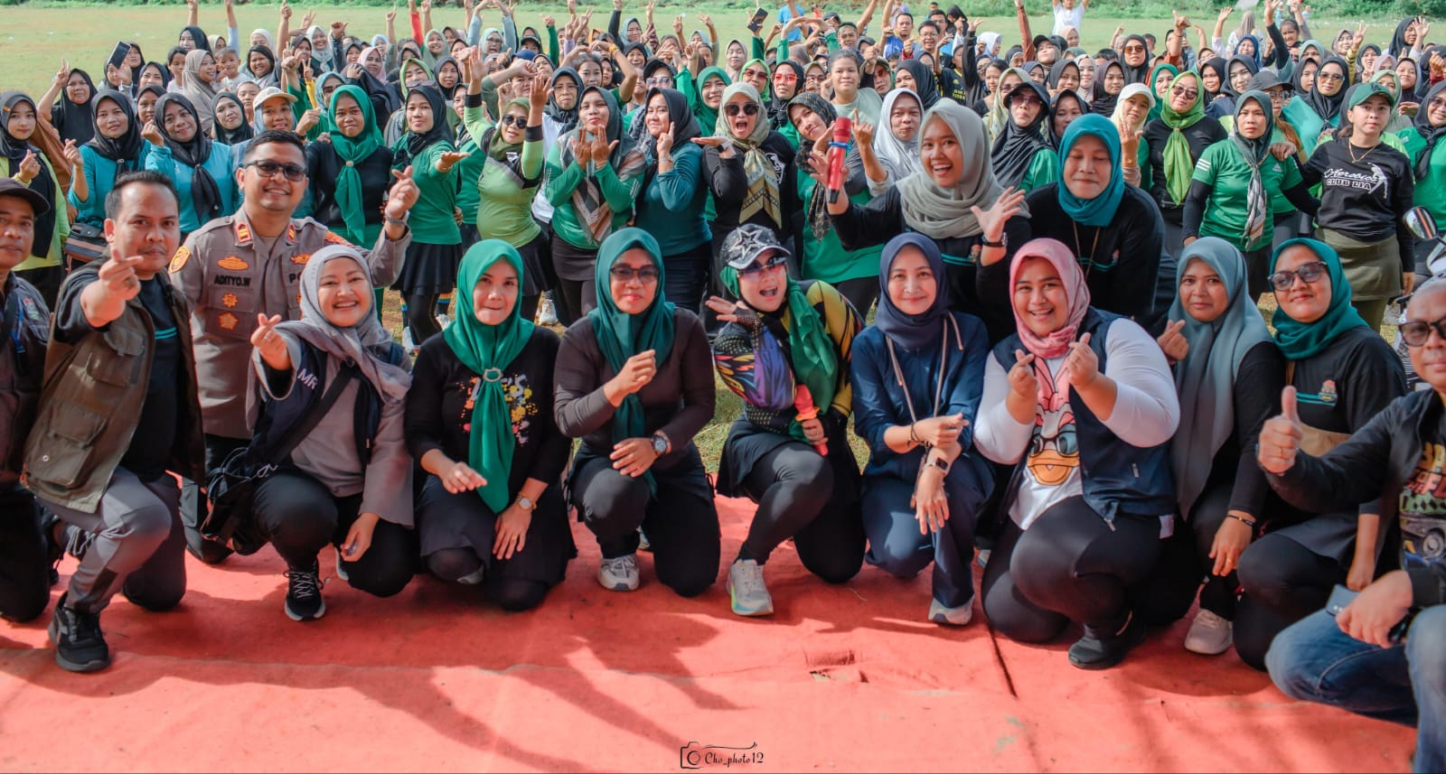 Rano Alfath dan keluarganya saat bersama masyarakat.