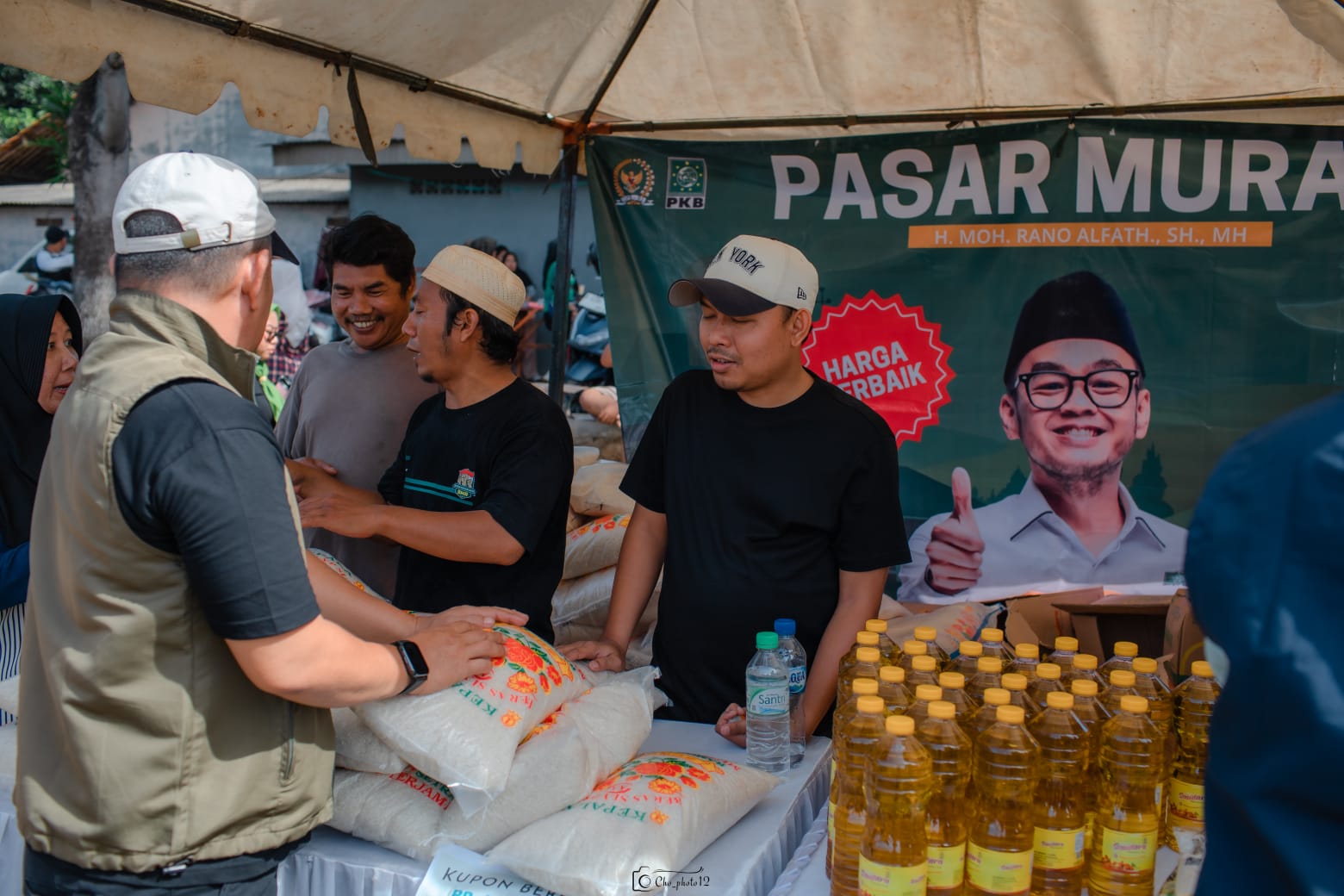 Tampak warga yang belanja sembako di Pasar Murah yang diselenggarakan H. Moch Rano Alfath.