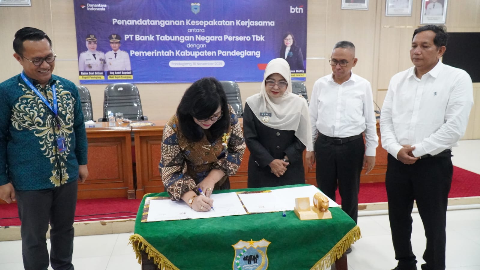 Bupati Dewi dan Regional Office Head Jakarta I PT.Bank BTN Persero Tbk Tiara Elma Hetty saat teken kerjasama.