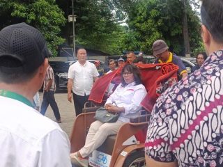 Presiden Prabowo Berikan Becak Listrik Untuk Tukang Becak Lansia di Kota Tangerang