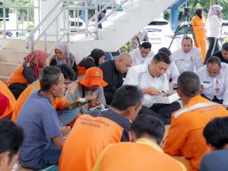 Apresiasi Kinerja, Sekda Deden dan DWP Banten Gelar Makan Lesehan Bersama Pasukan Oranye