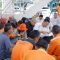 Sekda Deden dan jajaran Dharma Wanita Persatuan Banten saat makan lesehan bersama pasukan oranye.