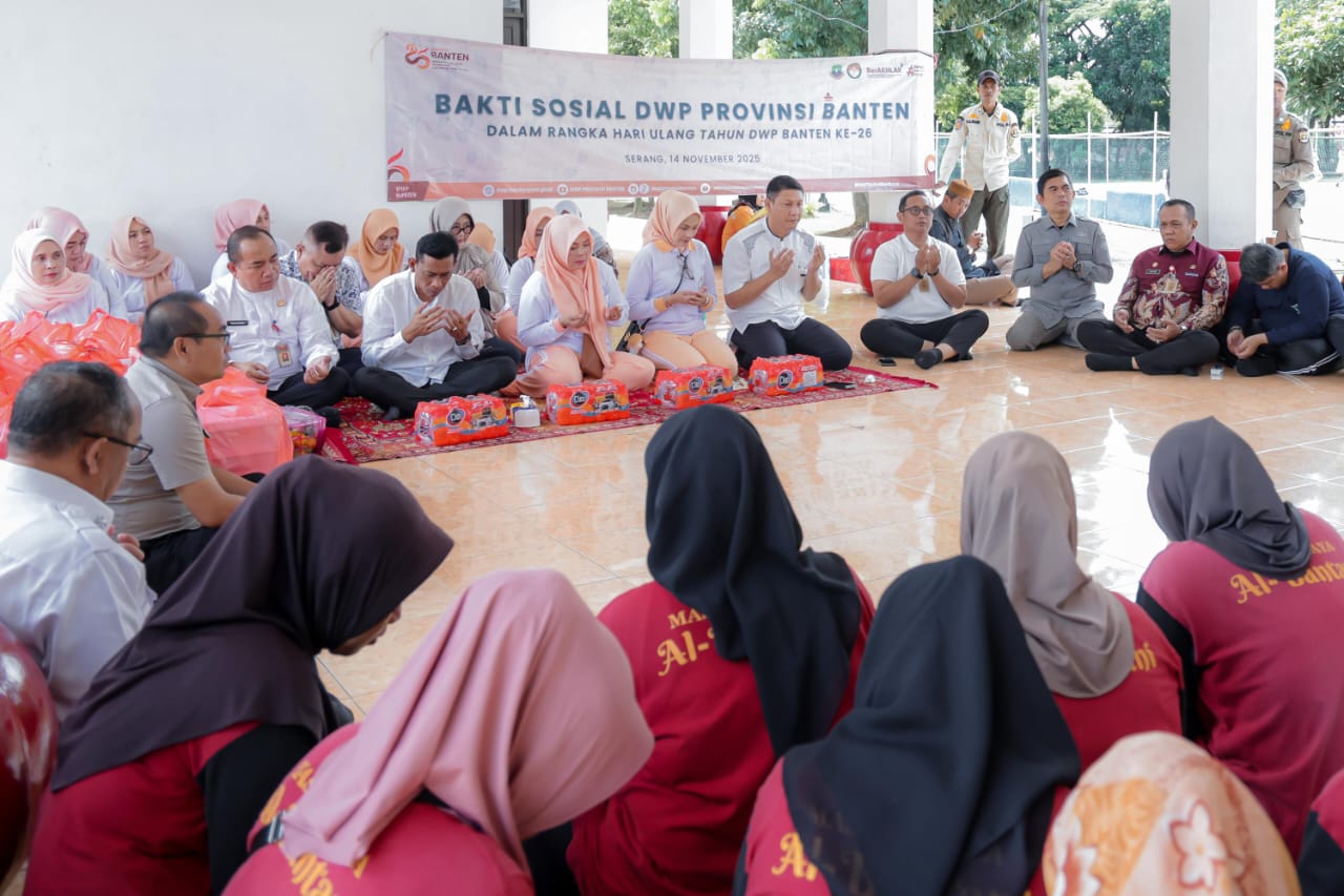 Sekda Deden dan jajaran Dharma Wanita Persatuan Banten saat acara makan bersama pasukan oranye.