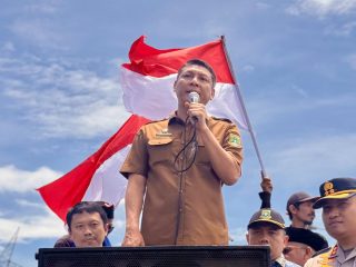 Temui Warga Unjuk Rasa, Sekda Deden Sampaikan Akan Perketat Pengawasan Aktivitas Pertambangan