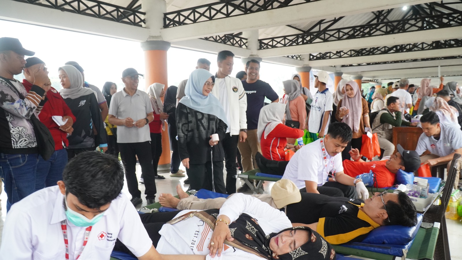 Bupati Dewi dan Wabup Iing saat melihat masyarakat yang mengikuti cek kesehatan gratis.