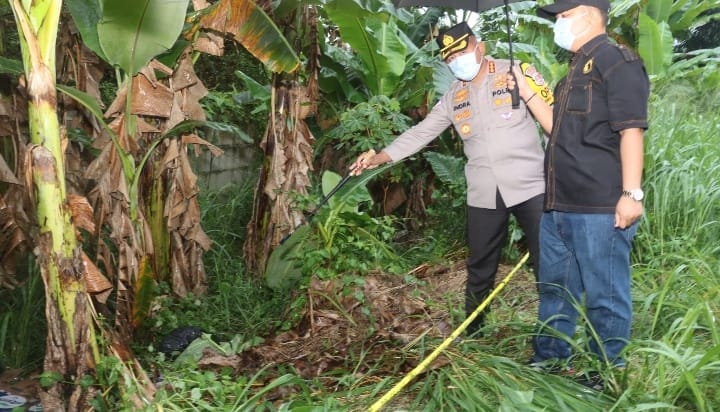 Kapolresta Tangerang Kombes Pol Andi Muhammad Indra Waspada Amirullah saat memeriksa lokasi kejadian penemuan mayat.