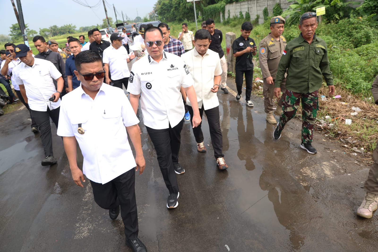 Gubernur Andra Soni, Wali Kota Budi, Kadis PUPR Arlan Marzan serta rombongannya.