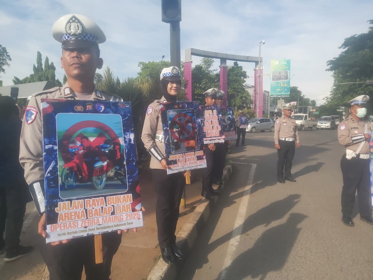 Polisi saat Kampanyekan Tertib Lalu Lintas.