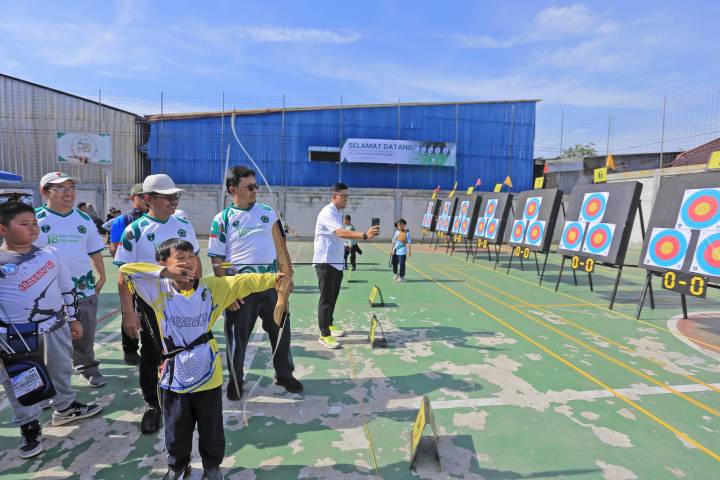 Wali Kota Tangerang H. Sachrudin saat membuka THI Archery Fest yang ditandai dengan pelepasan anak panah ke target sasaran oleh salah seorang peserta lomba panahan.