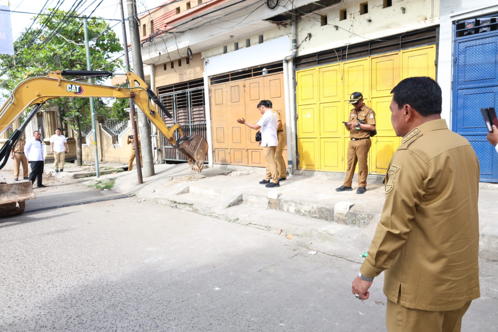 Bupati Maesyal saat lansung meninjau pembongkaran normalisasi Gorong-gorong di Elok.