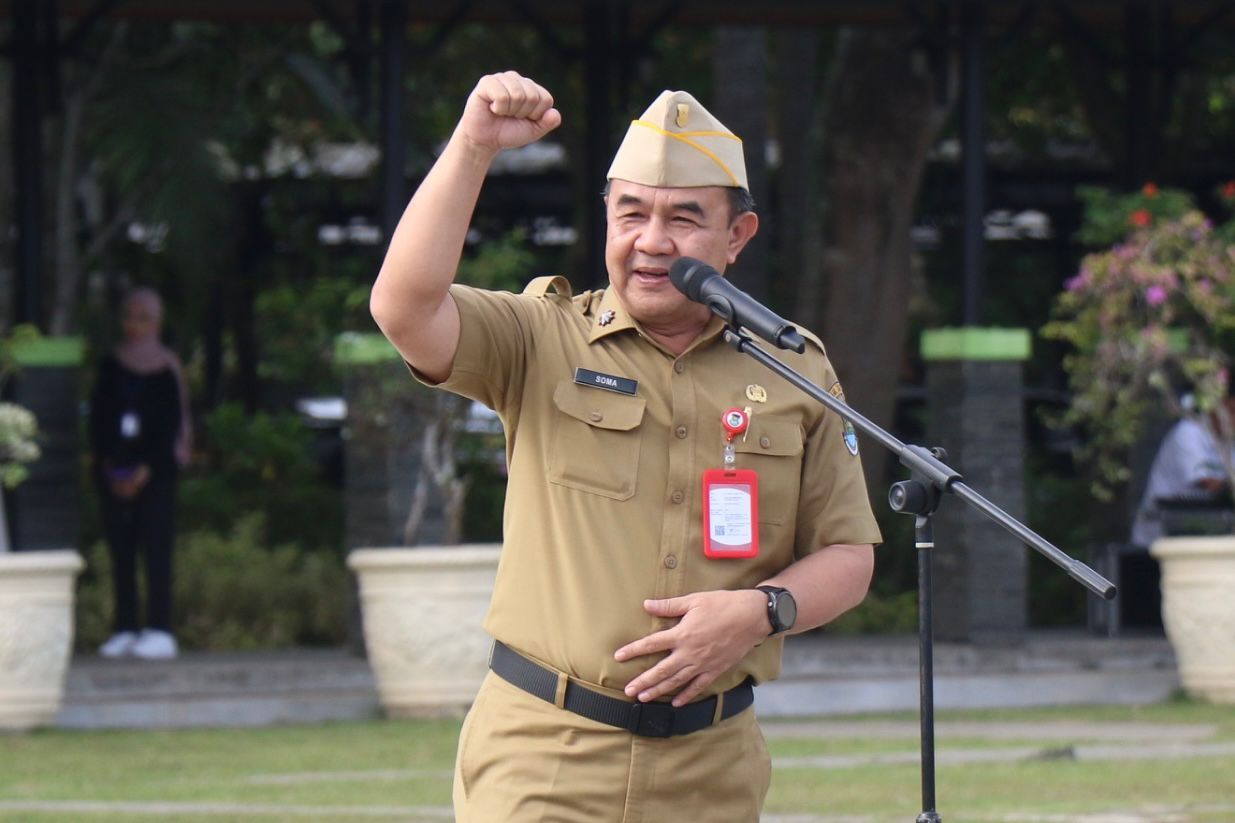 Sekda Soma Atmaja saat memimpin Apel Semun.