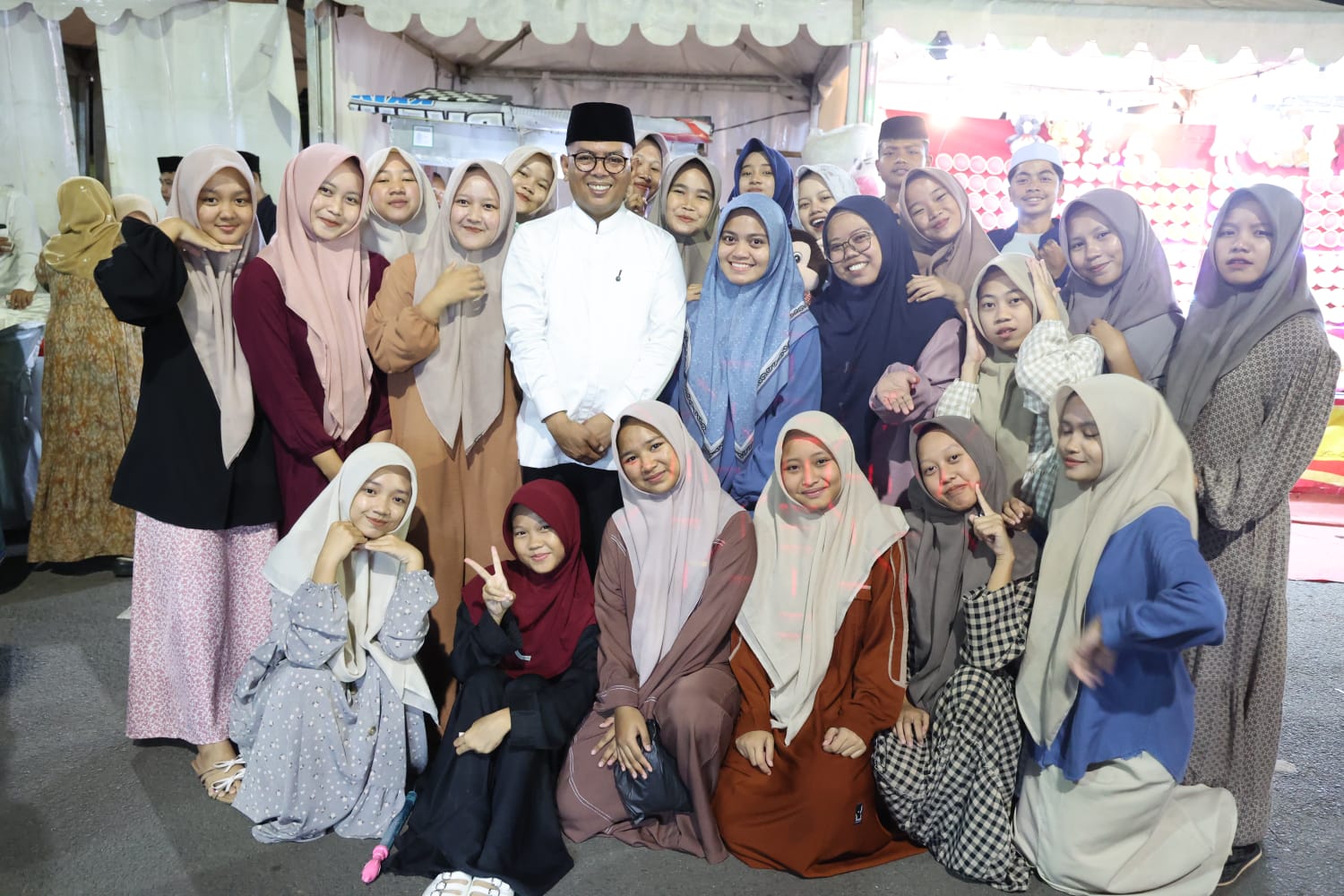 Gubernur Andra Soni saat bersama para santriawati.