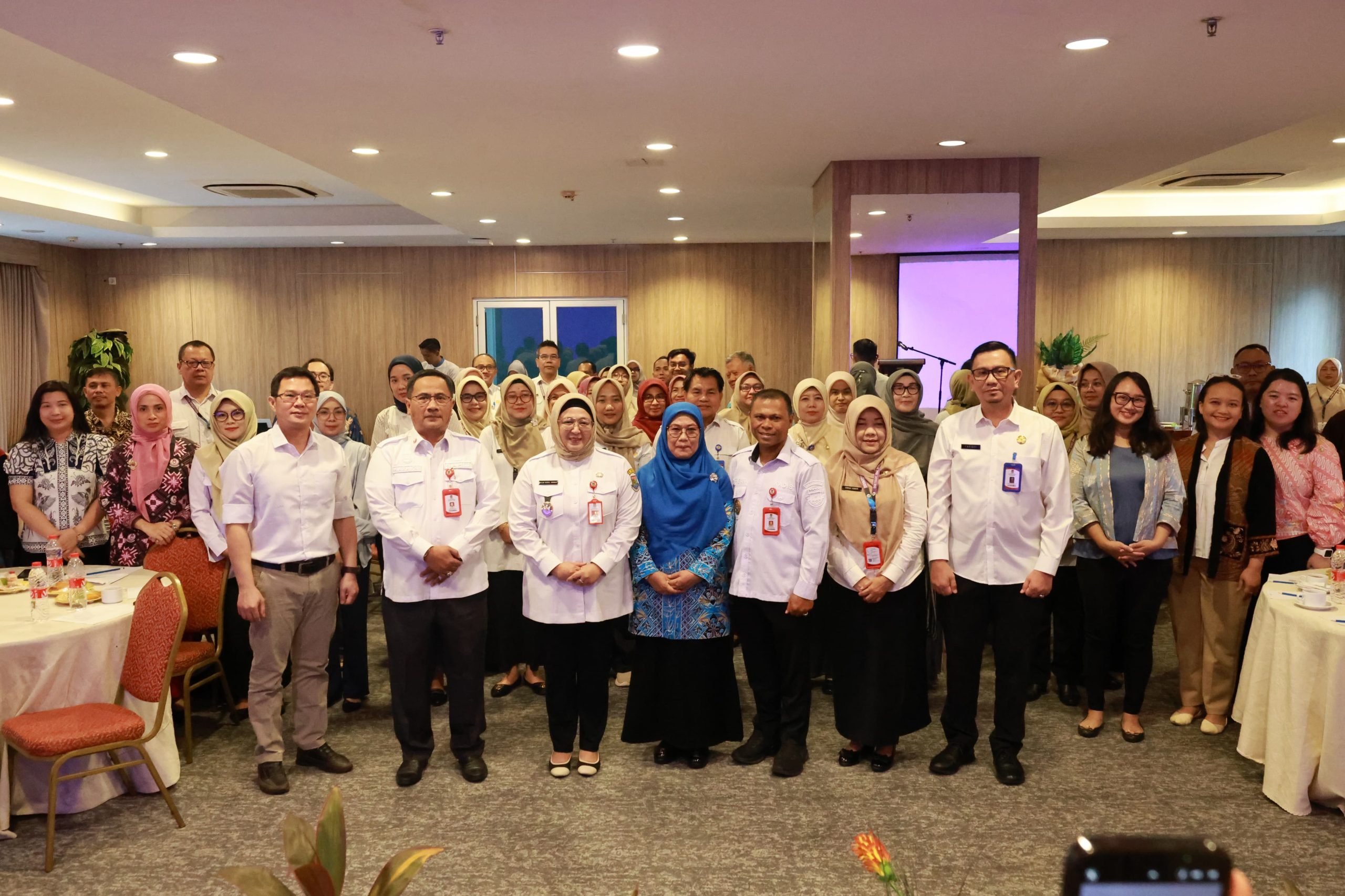 Foto bersama Wabup Intan dan Kadiskes Hendra serta jajaran lainnya.