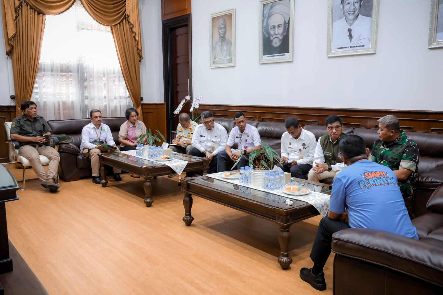 Gubernur Andra Soni saat membahas tambang ilegal bersama Direktur Penindakan Pidana Kehutanan Kementerian Kehutanan Ruadianto Saragih Napitu dan Satgas Penertiban Kawasan Hutan (PKH) Mayjen TNI Rudy Rachmat.