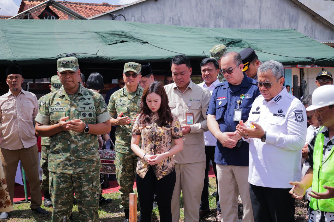 Benyamin saat mendampingi Jenderal Tandyo Budi Revita bersama pejabat lainnya.
