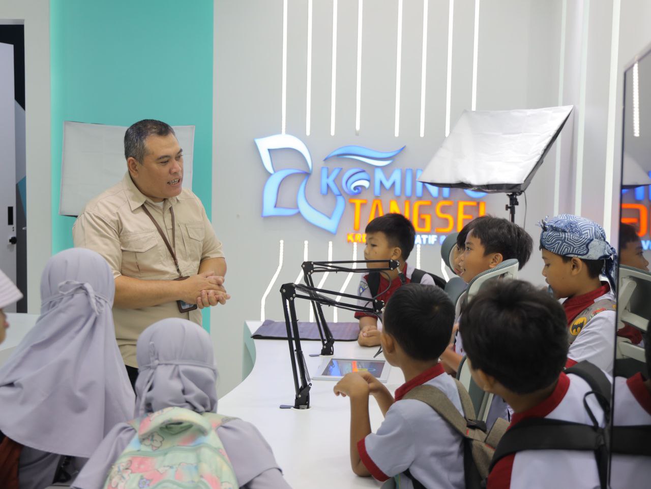 Siswa SDIT AL-Ikhlas yang Belajar Digital di Diskominfo Tangsel.