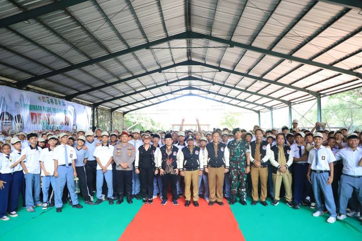 Foto Bersama Deklarasi Pelajar Anti Tawuran 2025 di Yonif 203 Kecamatan Jatiuwung, Kota Tangerang.