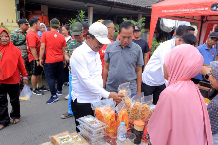 Wali Kota Tangerang, H. Sachrudin, didampingi Camat Periuk Kota Tangerang, Nanag Kosim, meninjau langsung stand pelaku UMKM yang ikut Meramaikan kegiatan Senam Bersama dan Bazar Usaha Mikro Kecil dan Menegah (UMKM) Yang diselenggarakan oleh Forum UMKM Kota Tangerang (FUKT), yang berlangsung di Purati Utama Gembor, Kecamatan Periuk Kota Tangerang.
