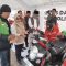 Bupati Dewi saat melihat motor ojol yang sedang di service gratis.