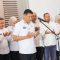 Sekda Deden dan jajarannya saat berdoa di pelepasan pengiriman bantuan ke korban bencana Sumatera dan Aceh.
