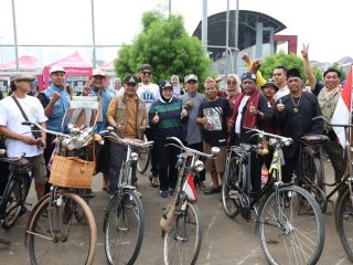 Wabup Intan didampingi Camat Dadang Sudrajat bersama komunitas sepeda.