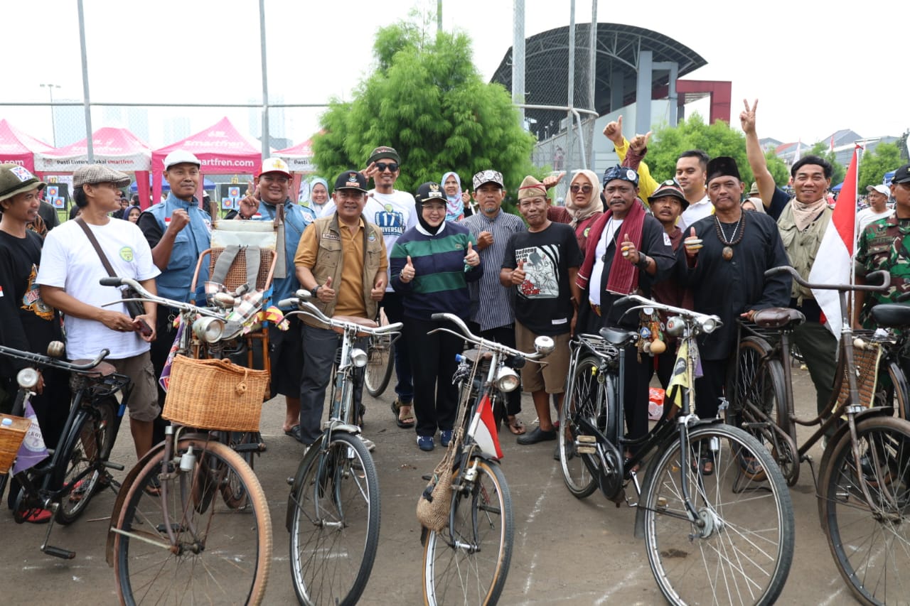 Wabup Intan didampingi Camat Dadang Sudrajat bersama komunitas sepeda.